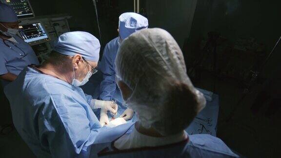 拯救生命的外科医生团队