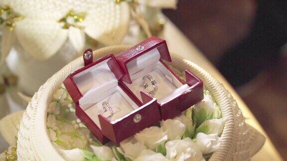 红盒子里的结婚戒指泰国的嫁妆婚姻