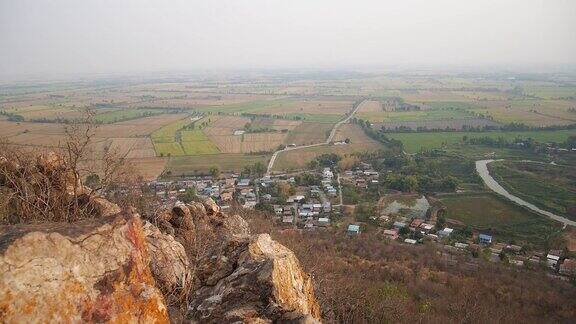 泰国乡村的村庄和稻田的高角度视图