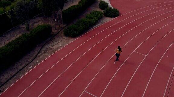 在跑道上跑步的女运动员鸟瞰图