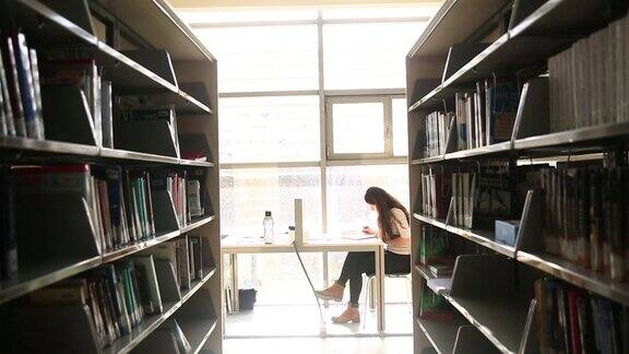 年轻的学生坐在图书馆里学习
