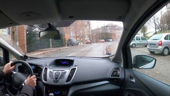POV在车里行驶在路上Gopro相机从车里看路