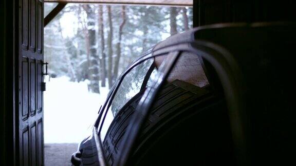打开车库汽车内部冬天的风景