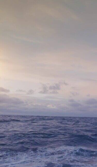 从船上俯瞰波涛汹涌的大海开阔的海洋呈现出壮丽的色彩