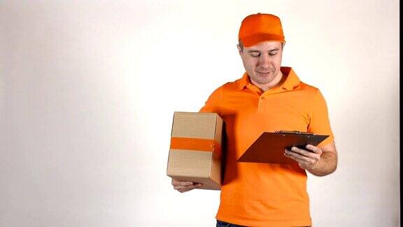 穿着橙色制服的帅气快递员正在送包裹FullHD孤立