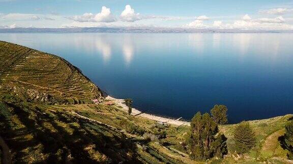太阳岛和玻利维亚的喀喀湖全景鸟瞰图