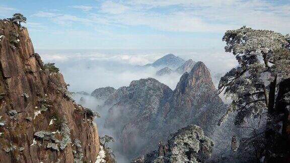 时间流逝的雾包围着中国的黄山