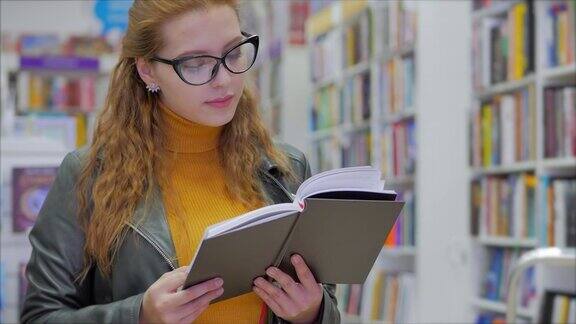 肖像特写快乐漂亮的年轻女人戴眼镜的女孩学生阅读在图书图书馆大学站在城市大学图书馆