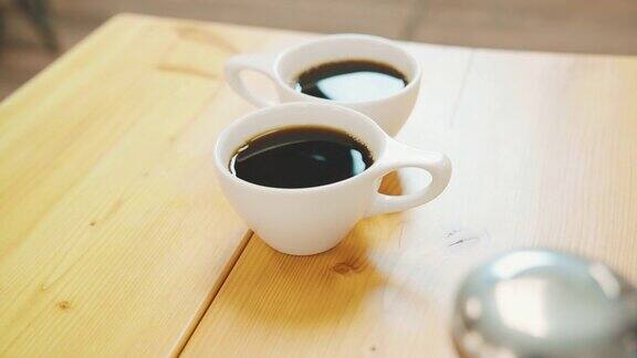 喝两杯咖啡