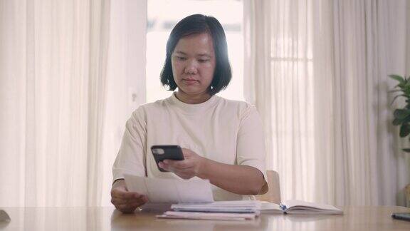 亚洲妇女用手机做手机支付条码和二维码