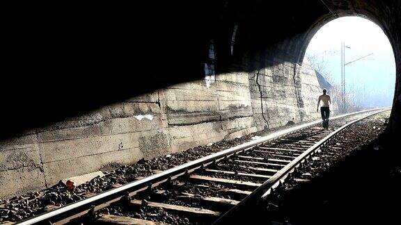 走出黑暗隧道尽头的光明