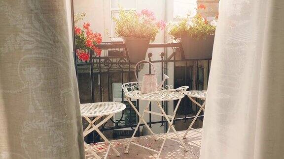 随风飘动的窗帘外浪漫的阳台和盆栽