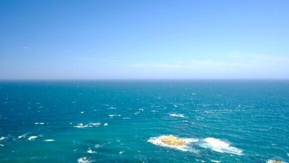 在法国布列塔尼海岸狂风海浪的海景