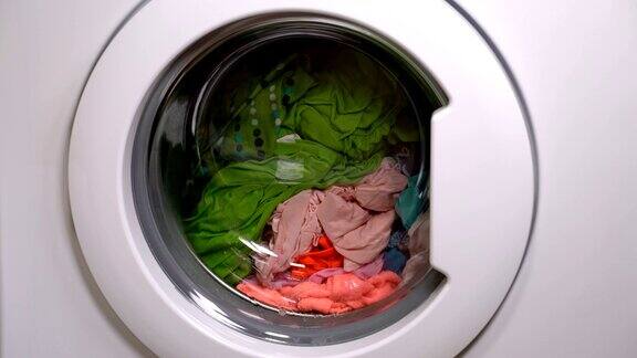 洗衣机正在洗衣服