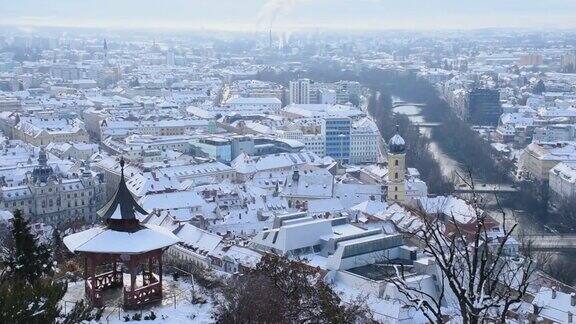 格拉茨的城市景观从Schlossberg山的历史和现代建筑在斯蒂里亚地区奥地利冬天下雪