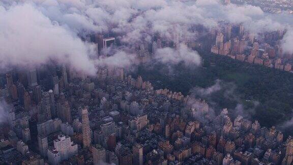 透过云层俯瞰中央公园和曼哈顿