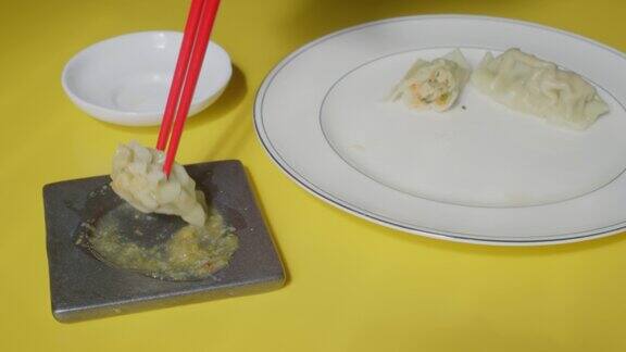 用筷子吃饺子
