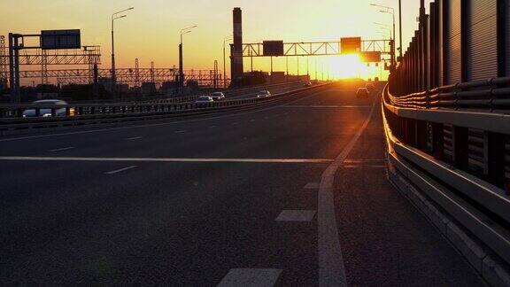日落时分城市大道、立交桥上的交通