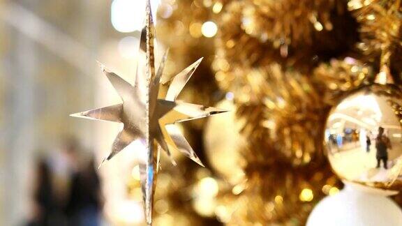 圣诞树上的金色装饰品