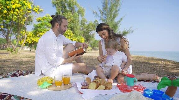 4K快乐的高加索家庭一起在热带海滩野餐