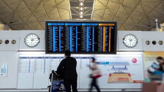 4K时光流逝:旅客及游客查询香港机场内的航班时间表