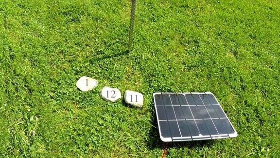 太阳能电池板与日晷时间流逝