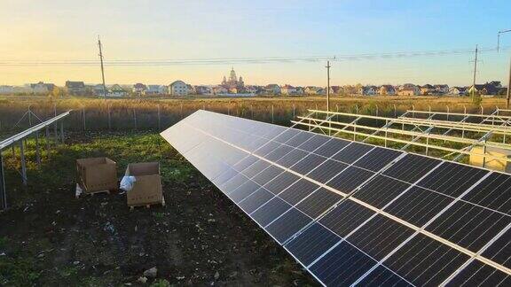 在绿地上建设太阳能发电厂组装用于清洁生态能源生产的电板