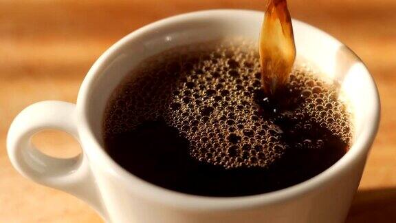 将黑咖啡倒进带有天然蒸汽和气泡的杯子里