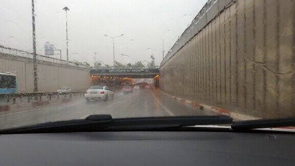 在雨中开车