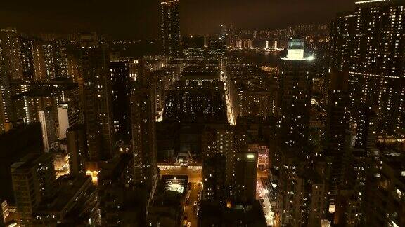 无人机拍摄的香港夜间拥挤的建筑物