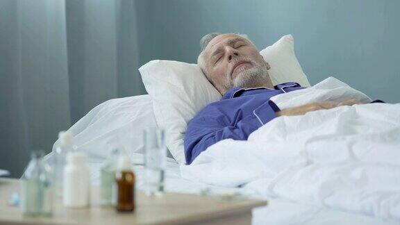 病人吃药休息躺在床上白天睡觉