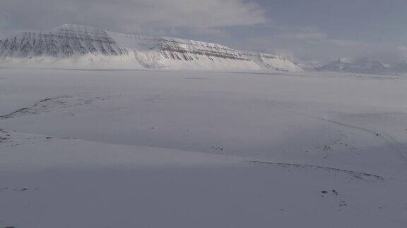 无人机拍摄斯瓦尔巴特群岛美丽的雪山