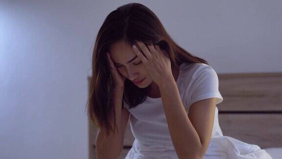 亚洲女性有头痛可能是偏头痛在早上躺在床上