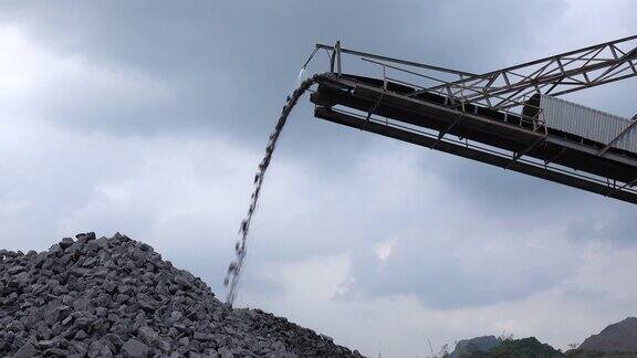 采石场矿山工业开采岩石的重型机械设备