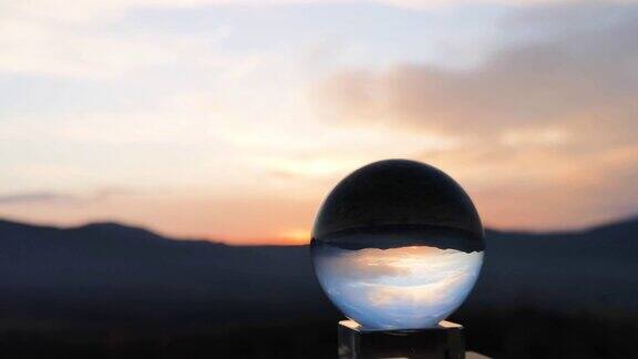 透过水晶球在山中日落时秋景的时间流逝