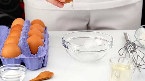 在玻璃碗里打鸡蛋慢镜头