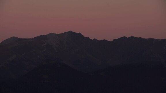月亮和山脉(高加索)