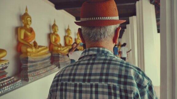老年亚洲人在大城府寺庙老城享受旅游的慢镜头老年单人旅游