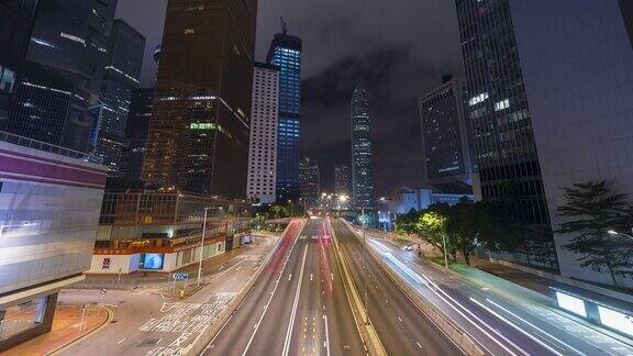 香港摩天大楼和夜间的汽车轻轨交通