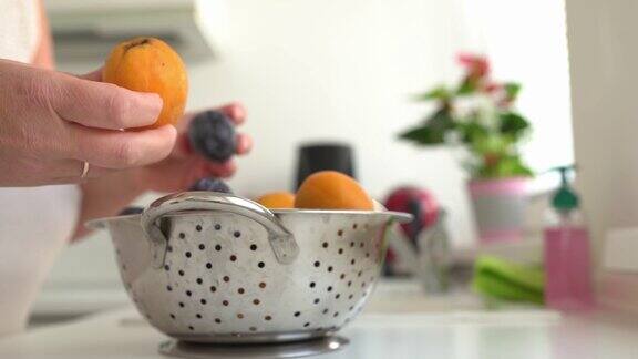 女人的手在整理洗过的水果