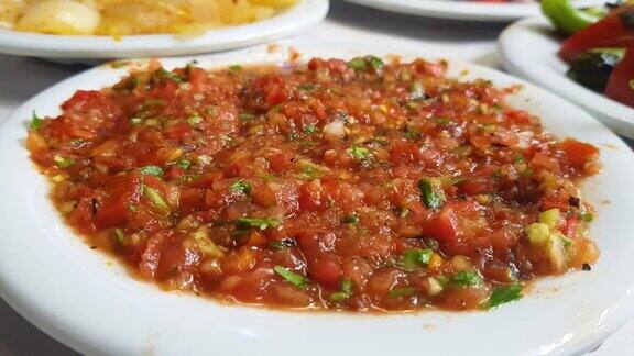 4k视频土耳其开胃菜和羊肉串与欧芹胡椒洋葱和番茄作为土耳其菜