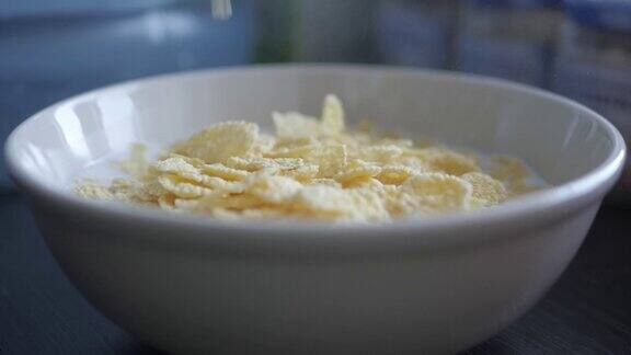 玉米片和牛奶一起掉到盘子里