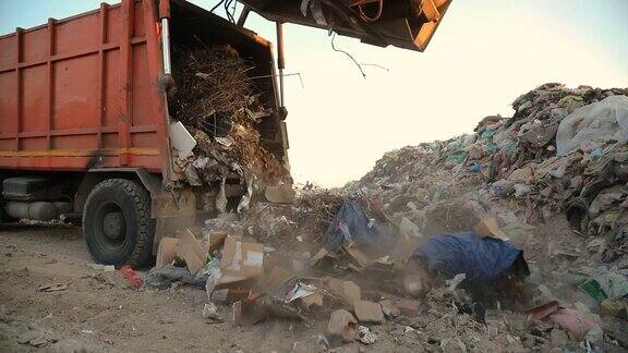 垃圾车在垃圾填埋场倾倒垃圾把垃圾变成垃圾的车辆