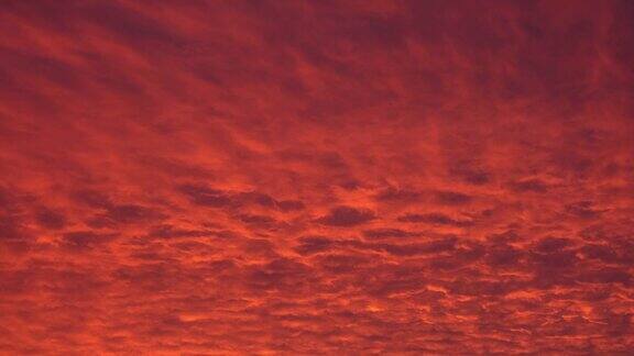戏剧性的红色的夕阳