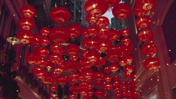 沿着城市街道红色的中国灯笼升到空中