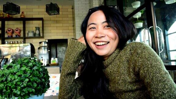 年轻的亚洲女人在咖啡馆聊天