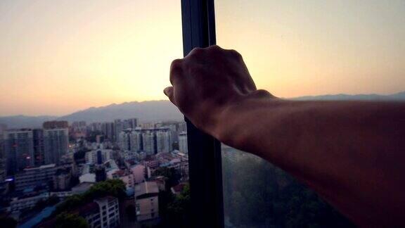 日出时把手打开窗户