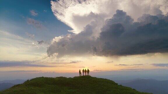 这架飞机在一座四人左右的山上对着夕阳