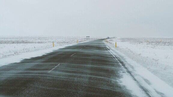 冰岛遭遇暴风雪极端的驾驶条件