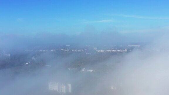 高处视角透过云层看城市